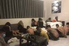 Các đối tượng bị bắt quả tang khi đang sử dụng ma túy tại resort. (Ảnh: TTXVN phát)