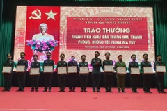 Bộ đội Biên phòng Quảng Bình trao thưởng thành tích chuyên án bắt 304.000 viên ma túy tổng hợp qua biên giới. (Ảnh: Đức Thọ/TTXVN)