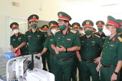 Thượng tướng Võ Minh Lương kiểm tra công tác triển khai Bệnh viện dã chiến truyền nhiễm số 5D. (Nguồn: http://baochinhphu.vn) 