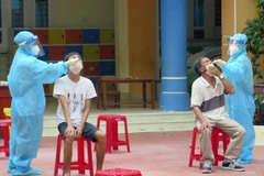 Lấy mẫu xét nghiệm SARS-CoV-2 diện rộng tại phường Phú Thạnh, thành phố Tuy Hòa. (Ảnh: Xuân Triệu/TTXVN)