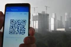 Mã QR trên điện thoại thông minh tại Moskva, Nga. (Ảnh: AFP/TTXVN)