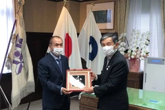 Thống đốc Nisaka Yoshinobu tặng quà cho Tổng Lãnh sự Nguyễn Hồng Hà. (Ảnh: TTXVN phát)