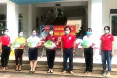 Trao quà hỗ trợ giáo viên huyện Gia Lâm bị ảnh hưởng bởi dịch COVID-19 trong ngày 11/8. (Ảnh: TTXVN phát)