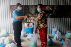 Liên đoàn Lao động tỉnh Kiên Giang trao lương thực, thực phẩm cho đoàn viên, người lao động Khu Cảng cá Tắc Cậu, xã Bình An, huyện Châu Thành (Kiên Giang). (Ảnh: Lê Huy Hải/TTXVN) 