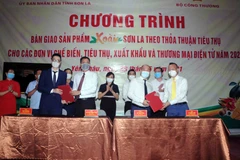 Lễ ký kết giữa đại diện UBND tỉnh Sơn La và các đơn vị tại chương trình Bàn giao sản phẩm xoài Sơn La theo thỏa thuận tiêu thụ cho các đơn vị chế biến, tiêu thụ, xuất khẩu và thương mại điện tử năm 2021. (Ảnh: Quang Quyết/TTXVN)