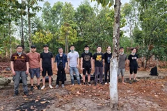 Các đối tượng người Trung Quốc bị bắt giữ. (Ảnh: Thanh Bình/TTXVN)