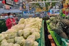 Siêu thị đảm bảo rau, củ quả tươi xanh phục vụ khách hàng. (Ảnh: Nguyễn Văn Trí/TTXVN) 