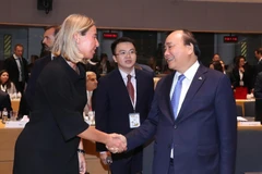 Thủ tướng Nguyễn Xuân Phúc gặp Cao uỷ Liên minh châu Âu về Đối ngoại và Chính sách an ninh Federica Mogherini tại lễ khai mạc Hội nghị cấp cao Á-Âu (ASEM) lần thứ 12, ngày 18/10/2018 ở Brussels (Bỉ). (Ảnh: Thống Nhất/TTXVN) 