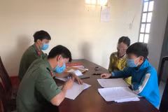 Công an tỉnh Lâm Đồng làm việc với học sinh làm giả văn bản của UBND tỉnh. (Ảnh: TTXVN phát)