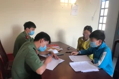 Công an tỉnh Lâm Đồng làm việc với học sinh làm giả văn bản của UBND tỉnh. (Ảnh: TTXVN phát)