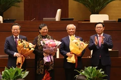 Chủ tịch Quốc hội Vương Đình Huệ tặng hoa cho các đồng chí không giữ chức Phó Chủ tịch Quốc hội khoá XIV. (Ảnh: Dương Giang/TTXVN)