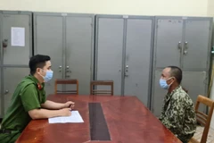 Đối tượng Đào Xuân Phúc tại cơ quan công an. (Ảnh: TTXVN phát)