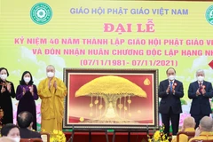 Chủ tịch nước Nguyễn Xuân Phúc tặng bức tranh Cây bồ đề cho Giáo hội Phật giáo Việt Nam. (Ảnh: Thống Nhất/TTXVN)