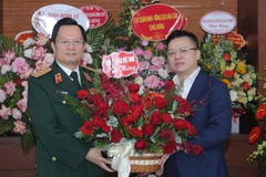 Ủy viên Trung ương Đảng, Phó Tổng Giám đốc TTXVN Lê Quốc Minh tặng lẵng hoa chúc mừng Giáo sư, Trung tướng Mai Hồng Bàng - Giám đốc bệnh viện Trung ương Quân đội 108 nhân Ngày Thầy thuốc Việt Nam. (Ảnh: Hoàng Hiếu/TTXVN)