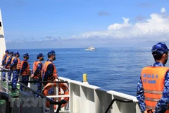 Cảnh sát biển Việt Nam thực hiện nghi thức chào xã giao trên biển. (Ảnh: TTXVN phát)