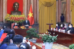 Sáng 28/9, tại Phủ Chủ tịch, Chủ tịch nước Nguyễn Xuân Phúc gặp mặt thân mật Đoàn đại biểu Trung ương Hội Người cao tuổi Việt Nam nhân kỷ niệm 30 năm Ngày Quốc tế Người cao tuổi. (Ảnh: Lâm Khánh/TTXVN) 