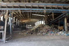 Rác chủ yếu được chôn, đốt lộ thiên. (Ảnh: Cao Nguyên/TTXVN)