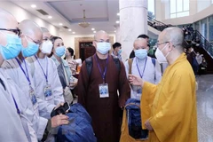 Thượng tọa Thích Nhật Từ, Phó Viện trưởng Thường trực Học viện Phật học Việt Nam tại Thành phố Hồ Chí Minh, Trưởng nhóm điều phối tình nguyện Phật giáo dặn dò các tình nguyện viên Phật giáo trước lúc lên đường. (Ảnh: Xuân Khu/TTXVN) 