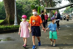 Các em nhỏ được gia đình đưa đến tham quan Thảo Cầm Viên Sài Gòn. (Ảnh: Thu Hương/TTXVN) 