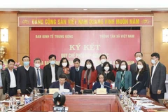 Ông Đỗ Ngọc An, Phó Trưởng Ban Kinh tế Trung ương và bà Vũ Việt Trang, Bí thư Đảng ủy, Tổng Giám đốc Thông tấn xã Việt Nam ký Quy chế phối hợp công tác. (Ảnh: Phương Hoa/TTXVN) 