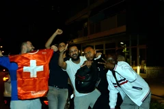 Người dân Thụy Sĩ đổ ra đường ăn mừng chiến thắng đêm 28/6. (Ảnh: Tố Uyên/TTXVN)