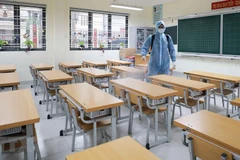 Phun khử khuẩn tại lớp học. Ảnh minh họa. (Ảnh: Thanh Tùng/TTXVN)