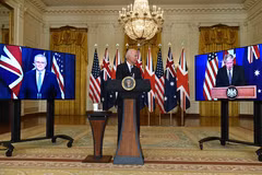 Trong ảnh (từ trái sang): Thủ tướng Australia Scott Morrison, Tổng thống Mỹ Joe Biden và Thủ tướng Anh Borris Johnson trong cuộc họp báo trực tuyến về an ninh quốc gia, ngày 15/9. (Ảnh: AFP/TTXVN)