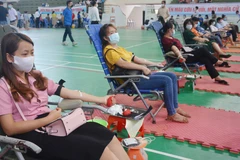 Cán bộ, công nhân viên chức, người lao động, nhân dân tại Đắk Lắk hăng hái hiến máu, chủ động tuân thủ quy định về phòng, chống dịch. (Ảnh: Hoài Thu/TTXVN)