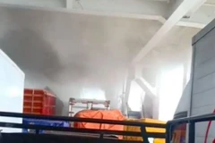 Khói bốc mù mịt tại hiện trường vụ cháy tàu chở khách ở ngoài khơi eo biển Bangka, Indonesia. (Ảnh: Sumsel.suara/TTXVN)