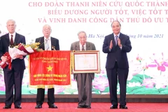 Chủ tịch nước Nguyễn Xuân Phúc trao tặng danh hiệu Anh hùng Lực lượng vũ trang nhân dân cho Đoàn Thanh niên cứu quốc thành Hoàng Diệu. (Ảnh: Thống Nhất/TTXVN)