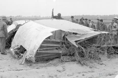 Xác của 1 trong 4 chiếc máy bay ném bom B-52 Mỹ bị quân và dân Hà Nội bắn rơi đêm 18, rạng sáng 19/12/1972, mở màn cho Chiến thắng Hà Nội-Điện Biên Phủ trên không. (Ảnh: Tư liệu TTXVN) 