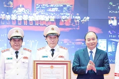 Chủ tịch nước Nguyễn Xuân Phúc trao tặng Huân chương Bảo vệ Tổ quốc hạng Nhất cho lực lượng An ninh nhân dân. (Ảnh: Thống Nhất/TTXVN) (Ảnh: Thống Nhất/TTXVN) 