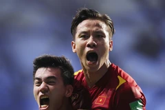 Hậu vệ Quế Ngọc Hải và tiền đạo Tiến Linh ăn mừng bàn thắng vào lưới đội tuyển Malaysia. (Ảnh: Hoàng Linh/TTXVN) 