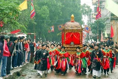 Rước kiệu trong lễ hội Năm làng Mọc. (Nguồn: sovhtt.hanoi.gov.vn)