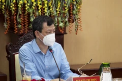 Giám đốc Bệnh viện Chợ Rẫy Nguyễn Tri Thức hỗ trợ tư vấn tại buổi làm việc. (Ảnh: Hồng Đạt/TTXVN)