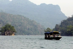 Du lịch trên hồ Ba Bể. (Ảnh : Hữu Oai/TTXVN)