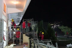 Việc thi công được tiến hành khẩn trương từ 7 giờ sáng đến 11 giờ đêm. (Ảnh: TTXVN phát)