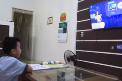 Học sinh lớp 1 học qua truyền hình. (Ảnh: Tường Vi/TTXVN)