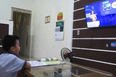 Học sinh lớp 1 học qua truyền hình. (Ảnh: Tường Vi/TTXVN)