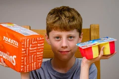 Ashton Fisher, cậu bé 12 tuổi, mắc chứng sợ đồ ăn, chỉ ăn bánh mì trắng và sữa (Nguồn: odditycentral.com) 