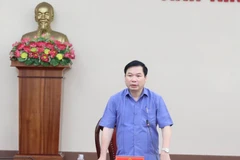 Ông Tống Quang Thìn, Phó Chủ tịch Thường trực UBND tỉnh, Phó Trưởng Ban chỉ đạo phòng chống dịch COVID -19 tỉnh phát biểu tại Hội nghị. (Ảnh: Thùy Dung/TTXVN)