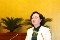 Bộ trưởng Bộ Nội vụ Phạm Thị Thanh Trà trình bày Tờ trình về dự án Luật Thi đua, khen thưởng (sửa đổi). (Ảnh: Văn Điệp/TTXVN)