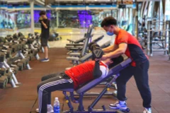 Người hướng dẫn và người tập đảm bảo tiêm đủ liều vaccine phòng COVID-19. (Ảnh: Tuấn Đức/TTXVN) 