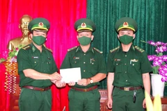 Khen thưởng cán bộ, chiên sỹ đồn Biên phòng Roòn trong truy bắt các đối tượng vận chuyển người nhập cảnh trái phép. (Ảnh: TTXVN phát)