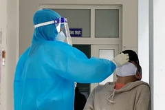 Nhân viên Trạm Y tế xã Phước Nam, huyện Thuận Nam, tỉnh Ninh Thuận lấy mẫu xét nghiệm COVID-19 cho người dân. (Ảnh: Công Thử/TTXVN) 