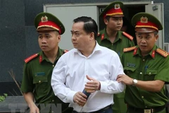 Cảnh sát dẫn giải bị cáo bị cáo Phan Văn Anh Vũ. (Ảnh: Doãn Tấn/TTXVN) 