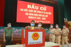 Cán bộ, chiến sỹ Công an tỉnh Đắk Lắk bỏ phiếu sớm tại khu vực bỏ phiếu số 13, phường Tự An, thành phố Buôn Ma Thuột. (Ảnh: Hoài Thu/TTXVN) 