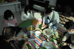 Gia đình anh Đỗ Minh Thịnh và bạn bè gói bánh chưng để chuẩn bị đón Tết. (Ảnh: Phạm Tuân/TTXVN)