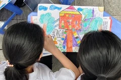 Vẽ tranh là hoạt động bổ ích với trẻ em. (Ảnh: PV/Vietnam+)