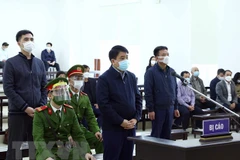 Bị cáo Nguyễn Đức Chung và đồng phạm nghe thẩm phán, chủ tọa phiên tòa tuyên án chiều 13/12. (Ảnh: TTXVN) 